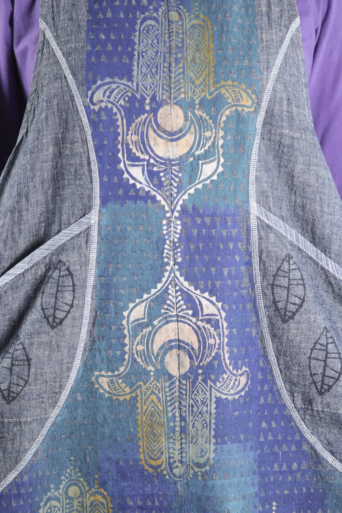 6201 Chambray Curve Apron Hamsa