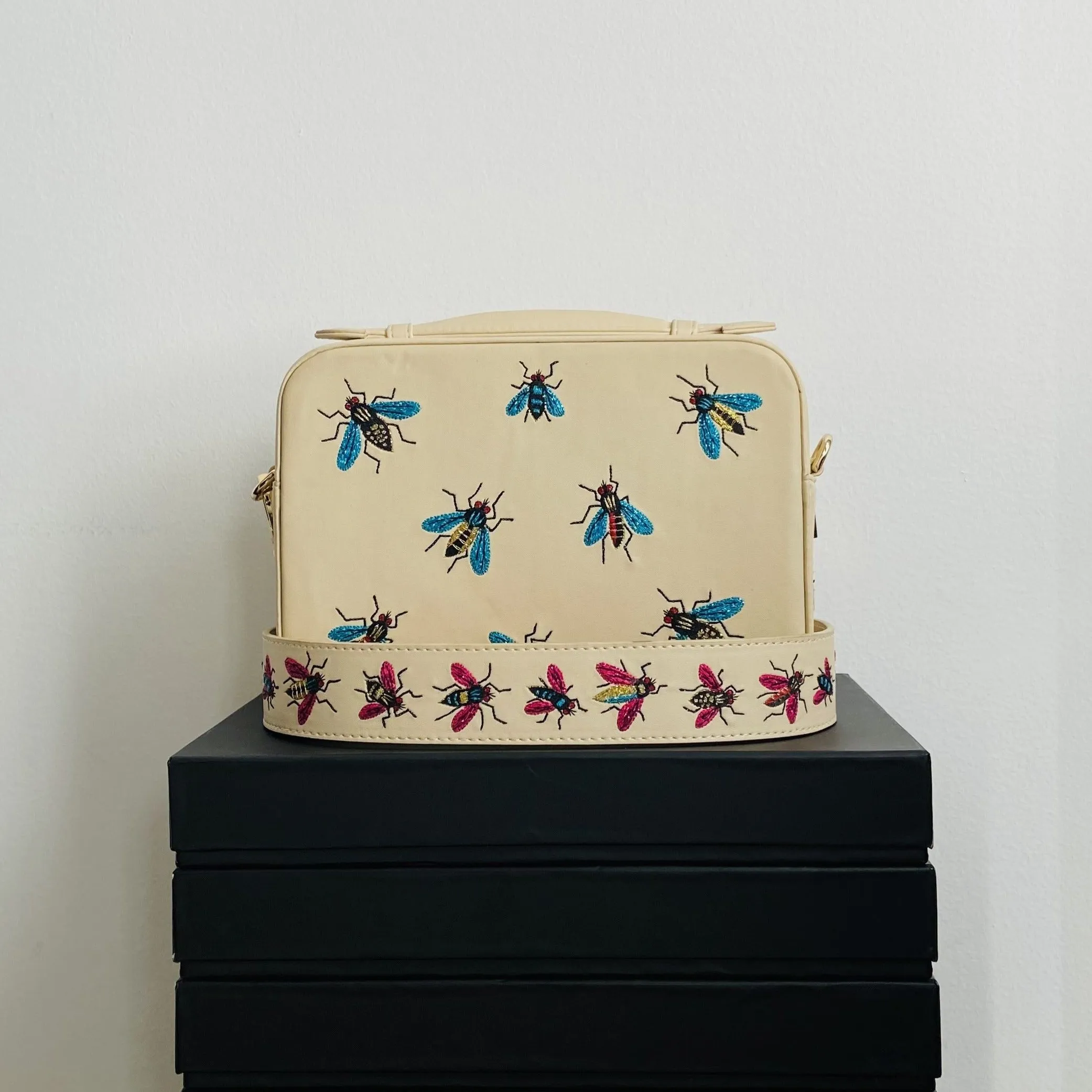FLIES EMBROIDERED CROSSBODY BAG (ECRU)