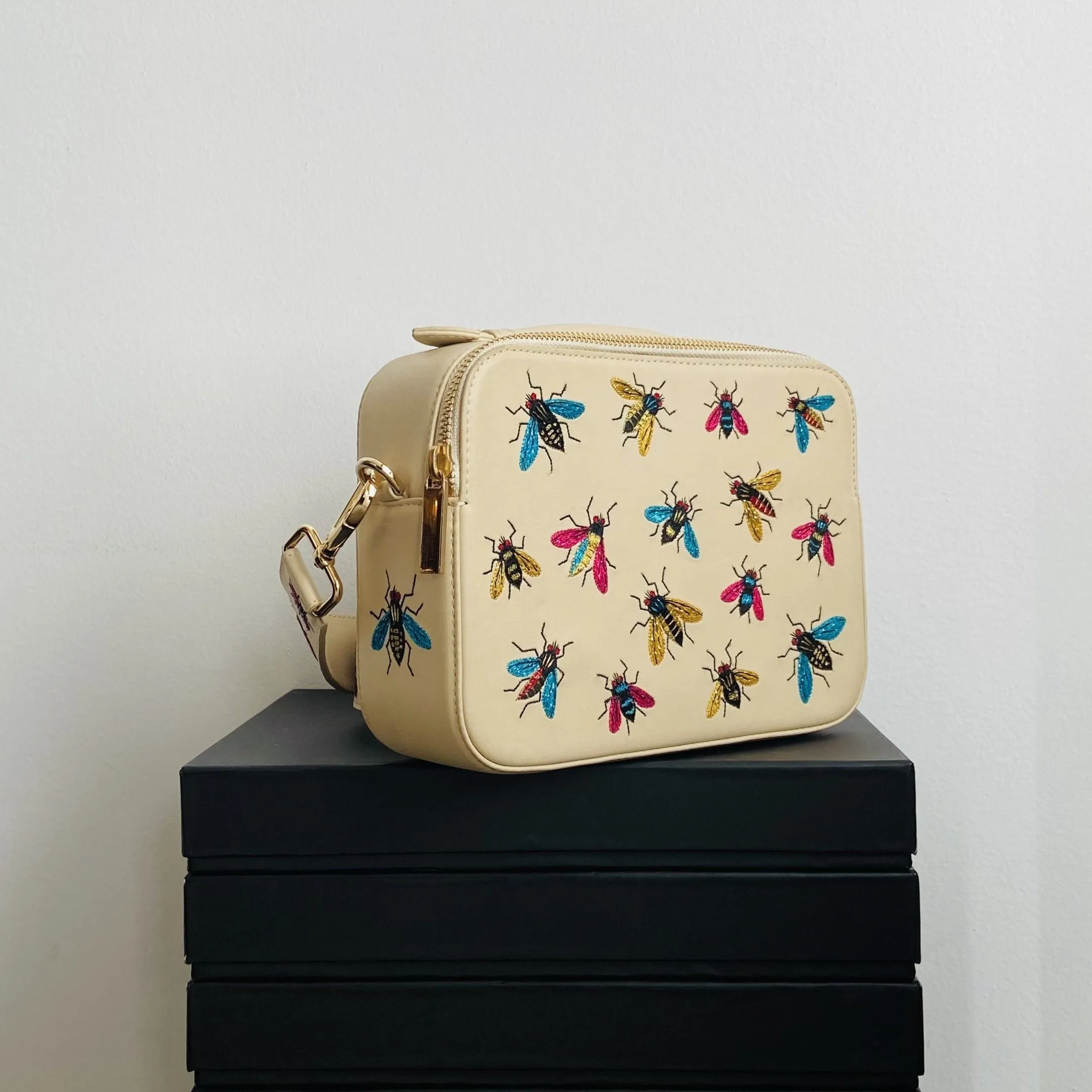 FLIES EMBROIDERED CROSSBODY BAG (ECRU)