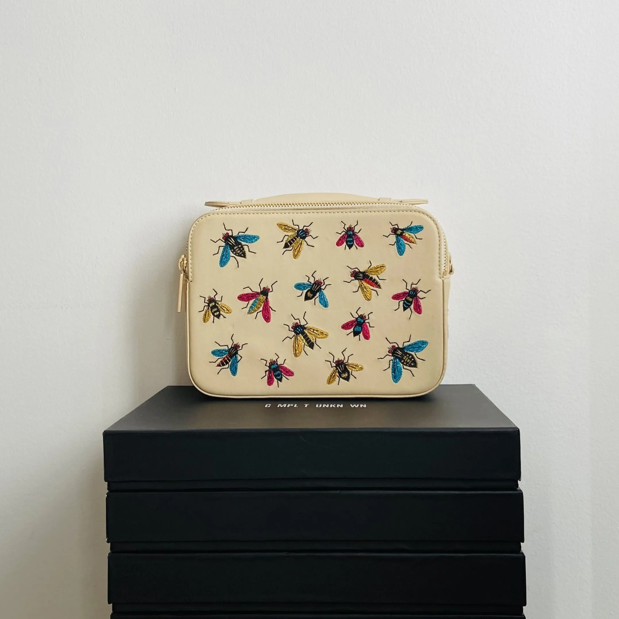 FLIES EMBROIDERED CROSSBODY BAG (ECRU)