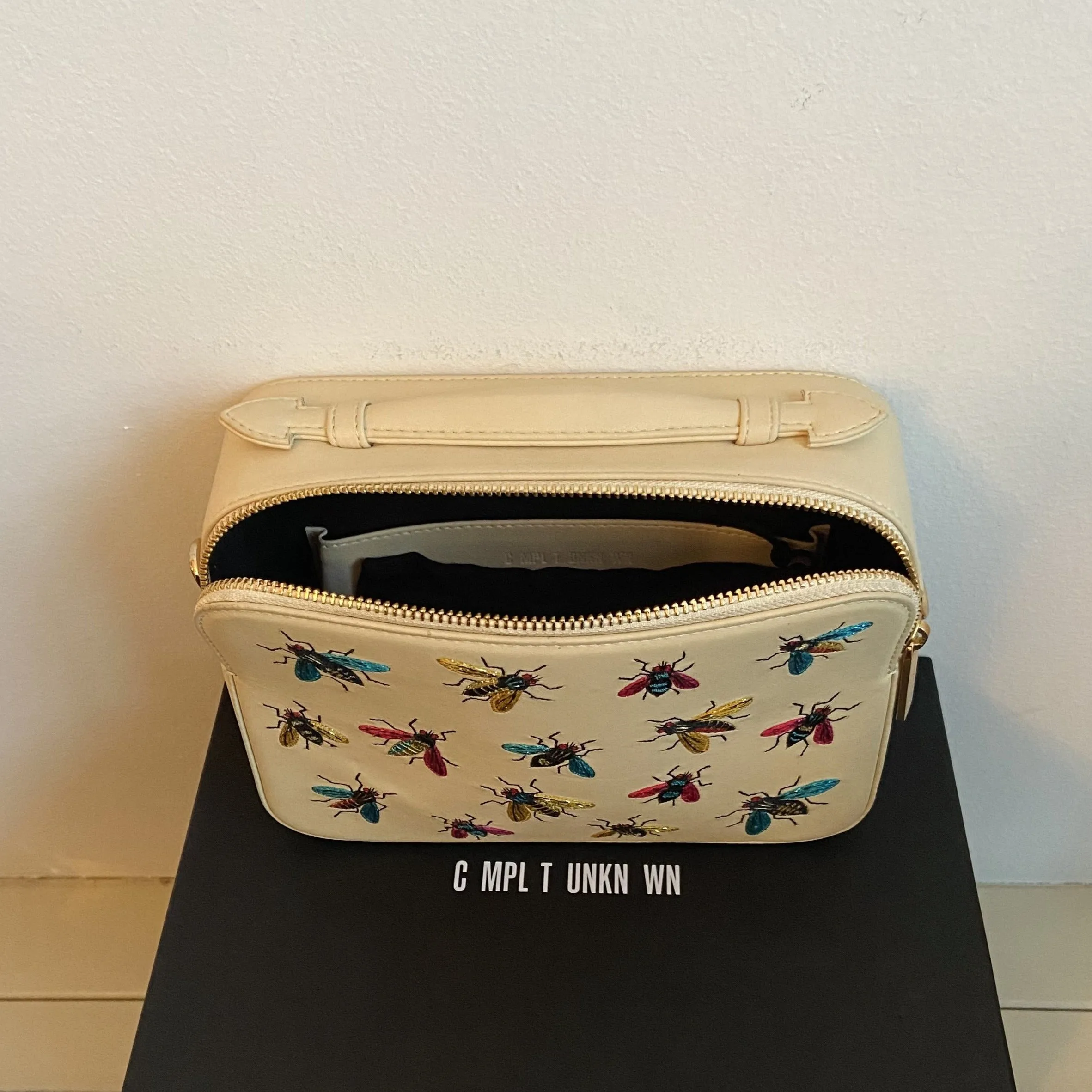 FLIES EMBROIDERED CROSSBODY BAG (ECRU)