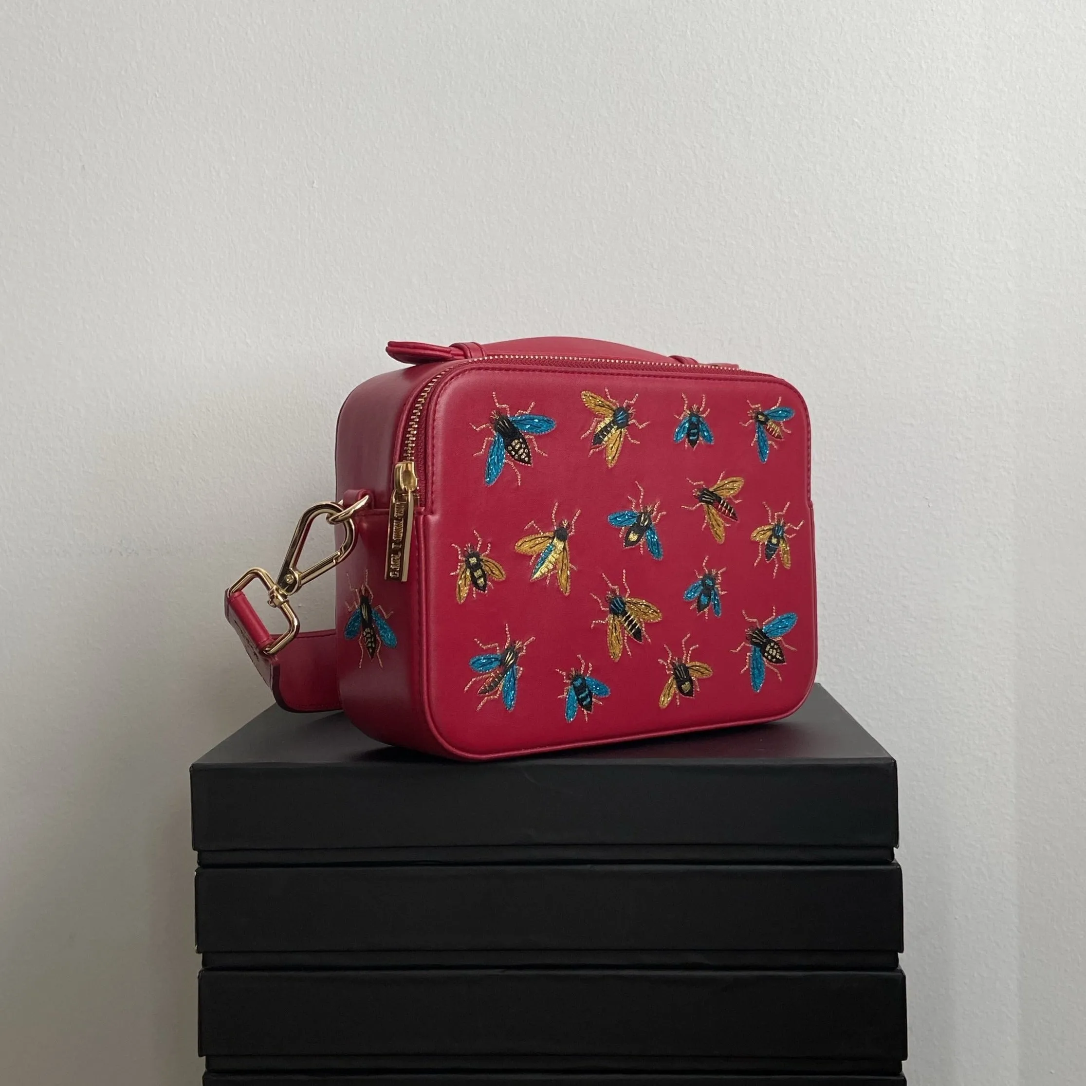 FLIES EMBROIDERED CROSSBODY BAG (RED)