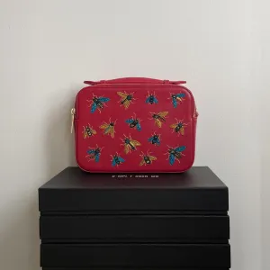 FLIES EMBROIDERED CROSSBODY BAG (RED)