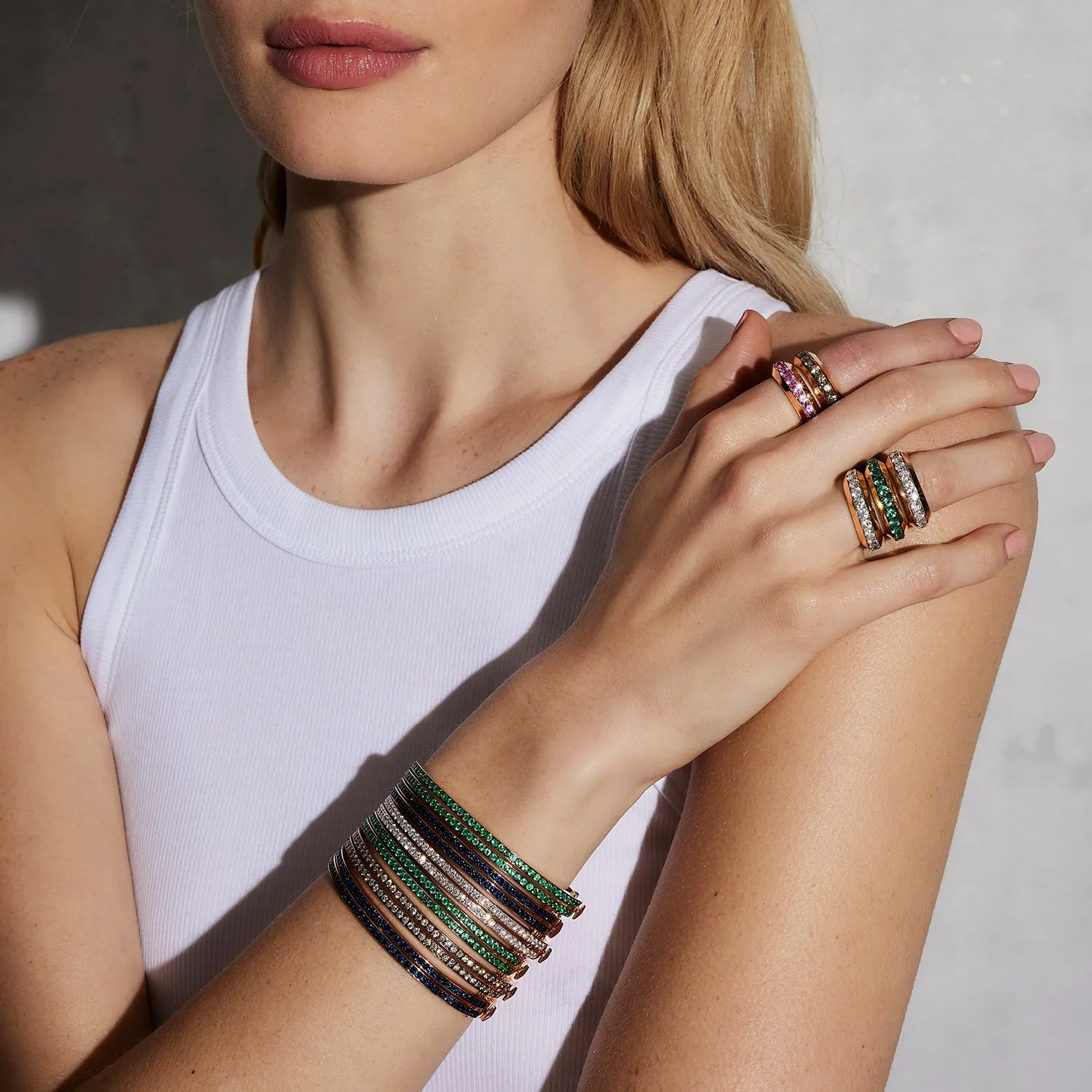 GRANT 18K GOLD AND GREEN EMERALD ANGLED BAND RING