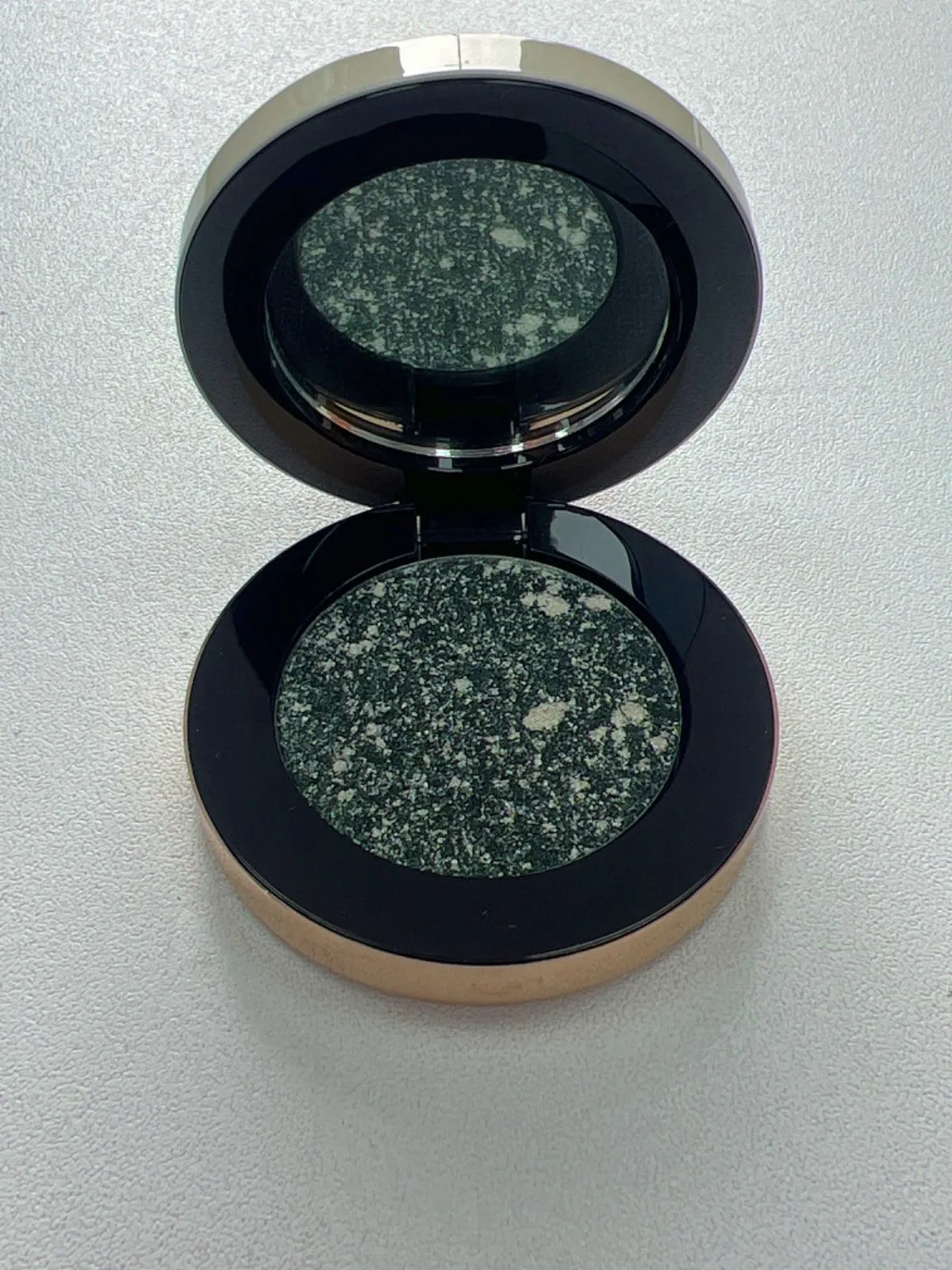 MAKE Multi-Chromatic Metal-Reflecting Eyeshadow